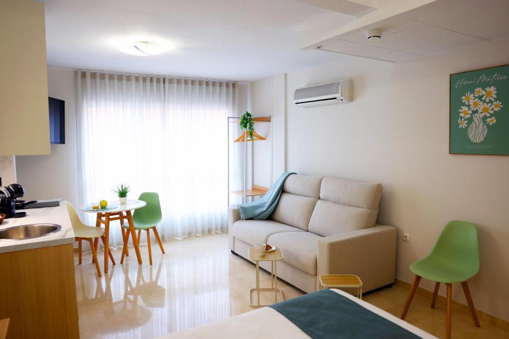 a living room with a couch and a table at Apartamentos VeraVibe in Caravaca de la Cruz
