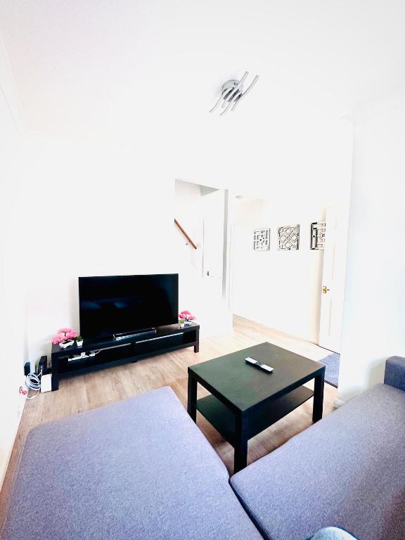 a living room with a couch and a coffee table at Reading Central Haven in Reading
