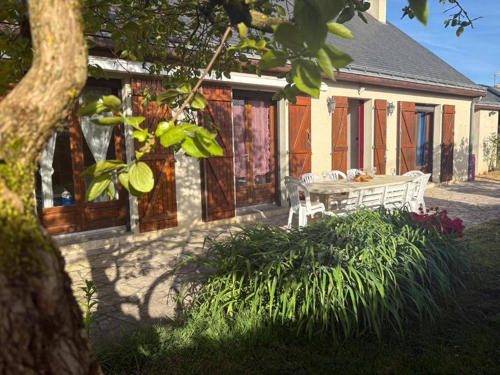 a table and chairs in front of a house at Chez Colette, maison agréable in Villebernier