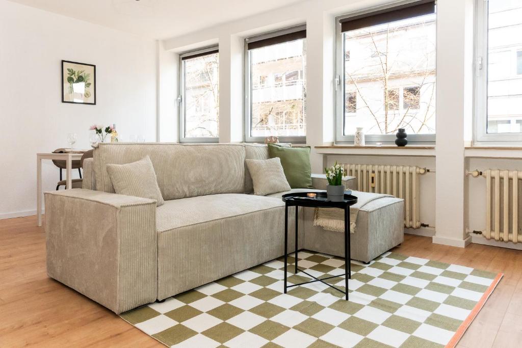 a living room with a couch and a table at Modernes Apartment im Essener Stadtkern mit Parkplatz in Essen
