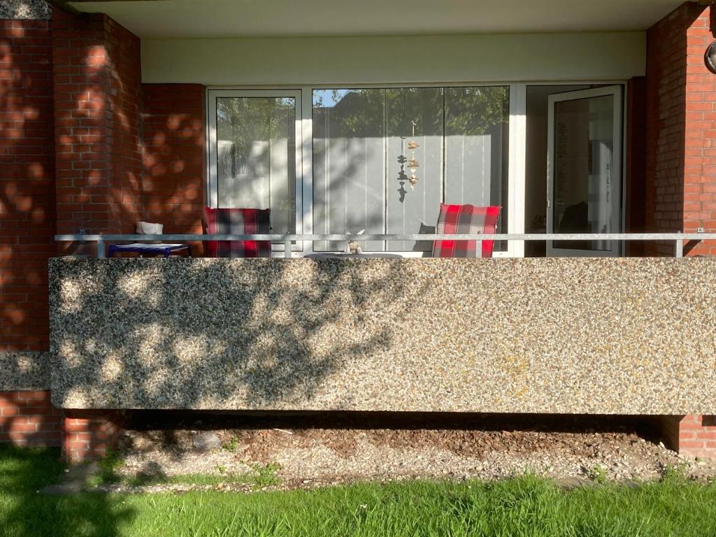 a stone bench in front of a house at Kiek mol wedder in in Borkum