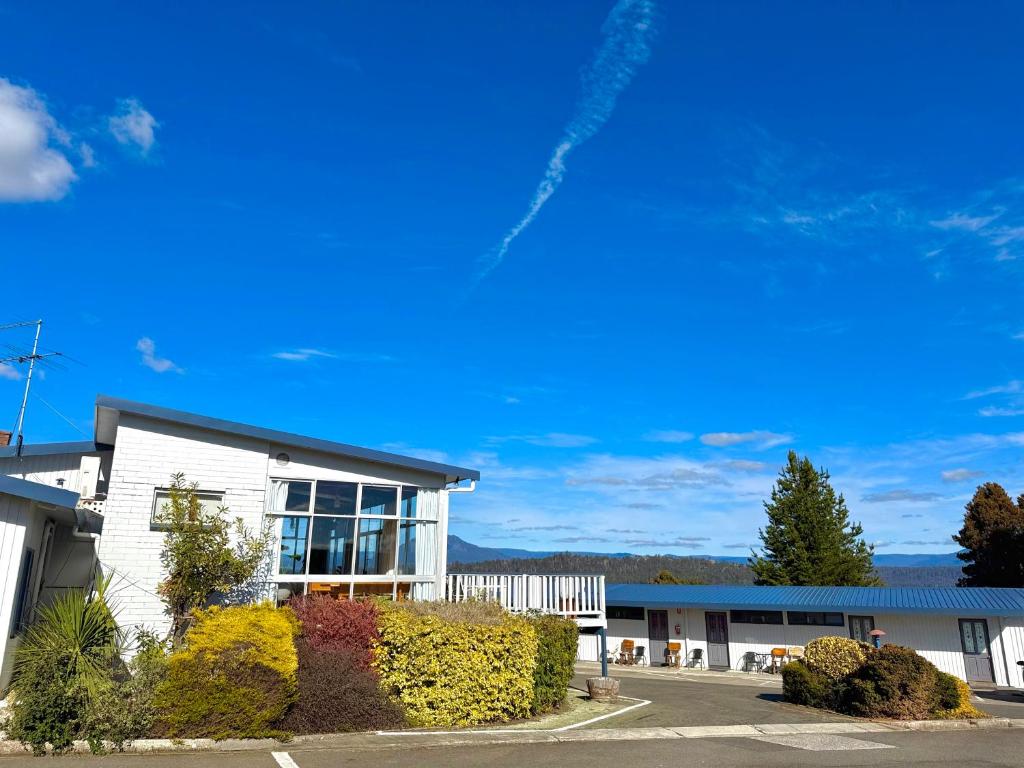 a building in front of a parking lot at Mountain View Country Inn in Deloraine