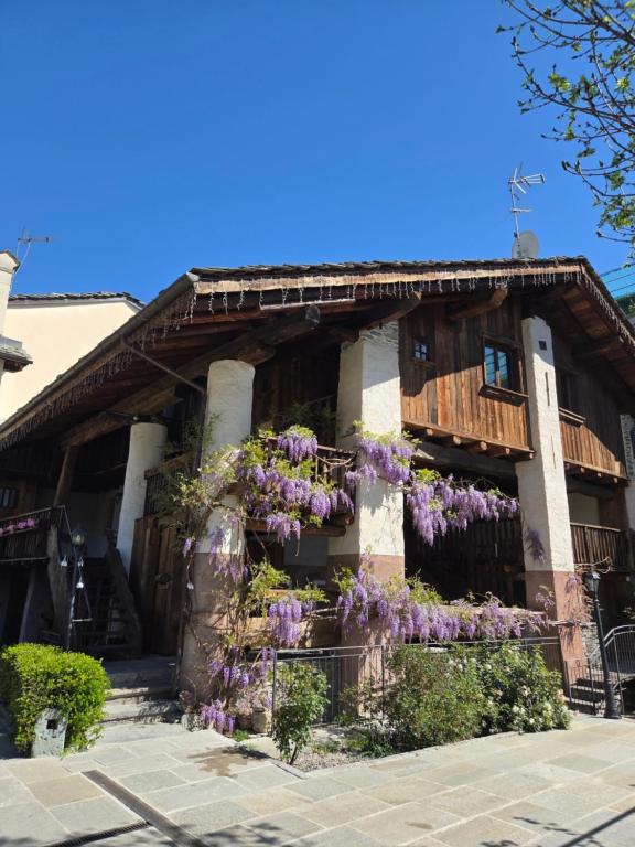a house with flowers on the side of it at Chalet d'Aoste in Aosta