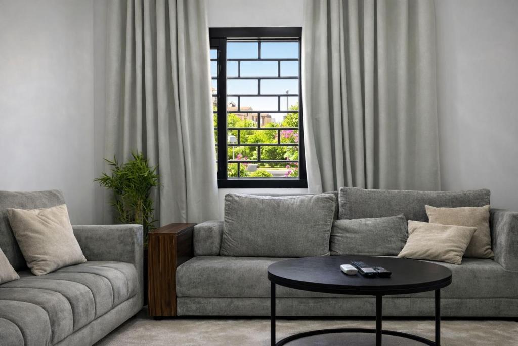 a living room with a couch and a table at شقة vip غرفتين نوم in Jeddah