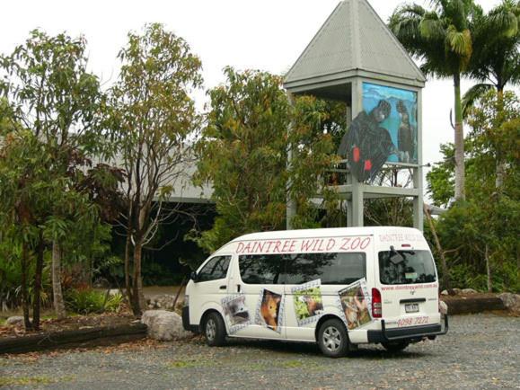 En trädgård utanför Daintree Wild Bed & Breakfast