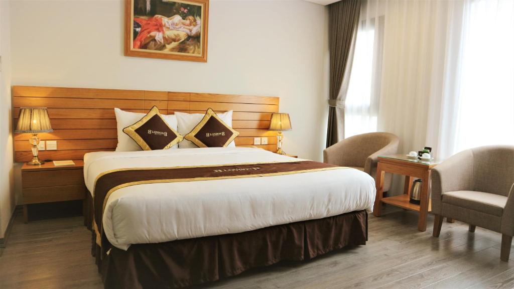 Postel nebo postele na pokoji v ubytování London Hanoi Hotel