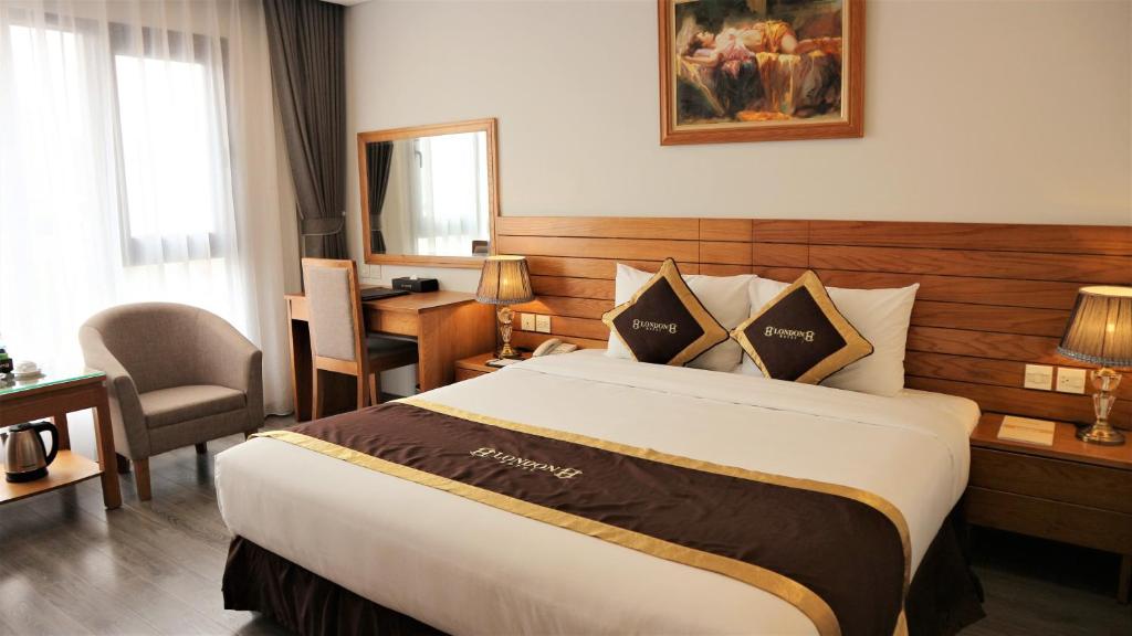 Postel nebo postele na pokoji v ubytování London Hanoi Hotel