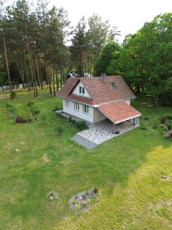 a small white house with a red roof at PIZUNY Dom pod dębem z balią na wyłączność in Łukawica