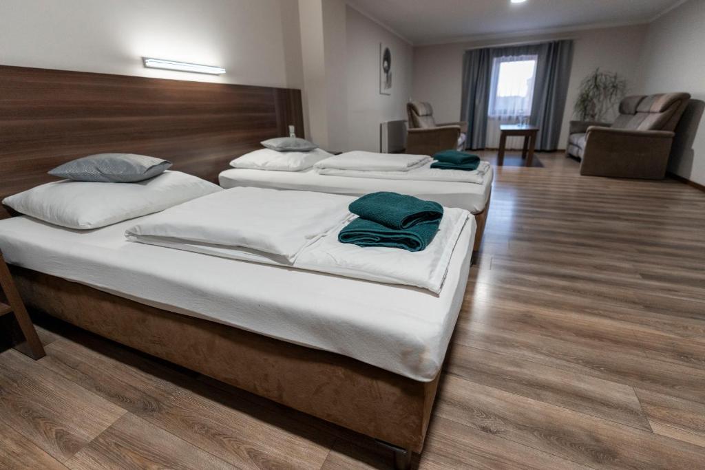 three beds in a room with at Apartamentowiec Kuźniar in Kostrzyn nad Odrą