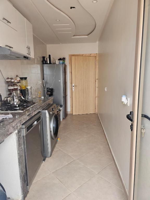 a kitchen with a washer and dryer in a room at Rabat Luxury in Salé
