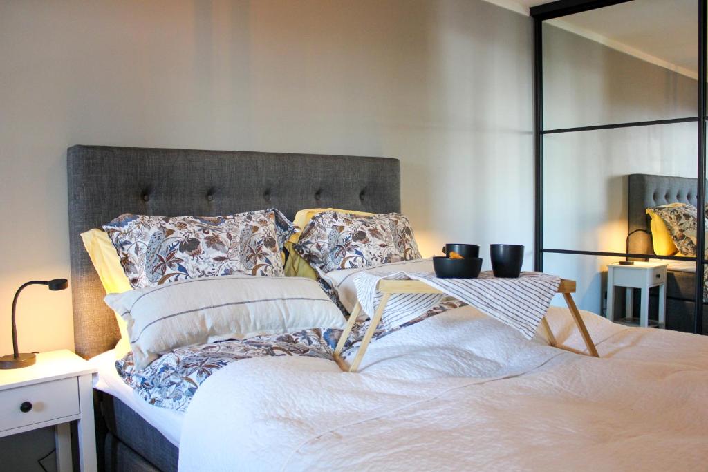 a bedroom with a large bed with a mirror at Stølstunets sentrumsglimt in Beitostøl