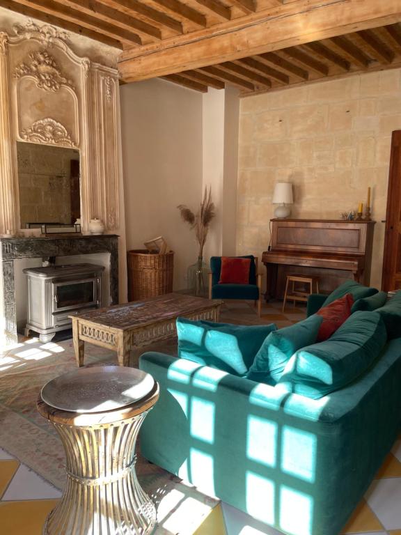 a living room with a couch and a piano at Le Patio d'Arles in Arles