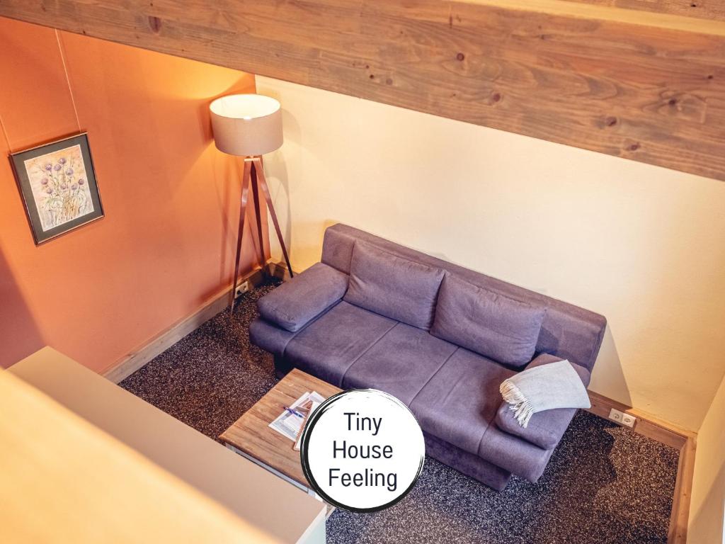 an overhead view of a living room with a couch at Isetta Wettelsteck - Mini Ferienhaus in Kyritz, einer charmanten Stadt im Herzen von Brandenburg in Kyritz