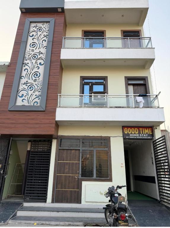 a motorcycle parked in front of a building at GooD TIME HOME STAY in Jāmb