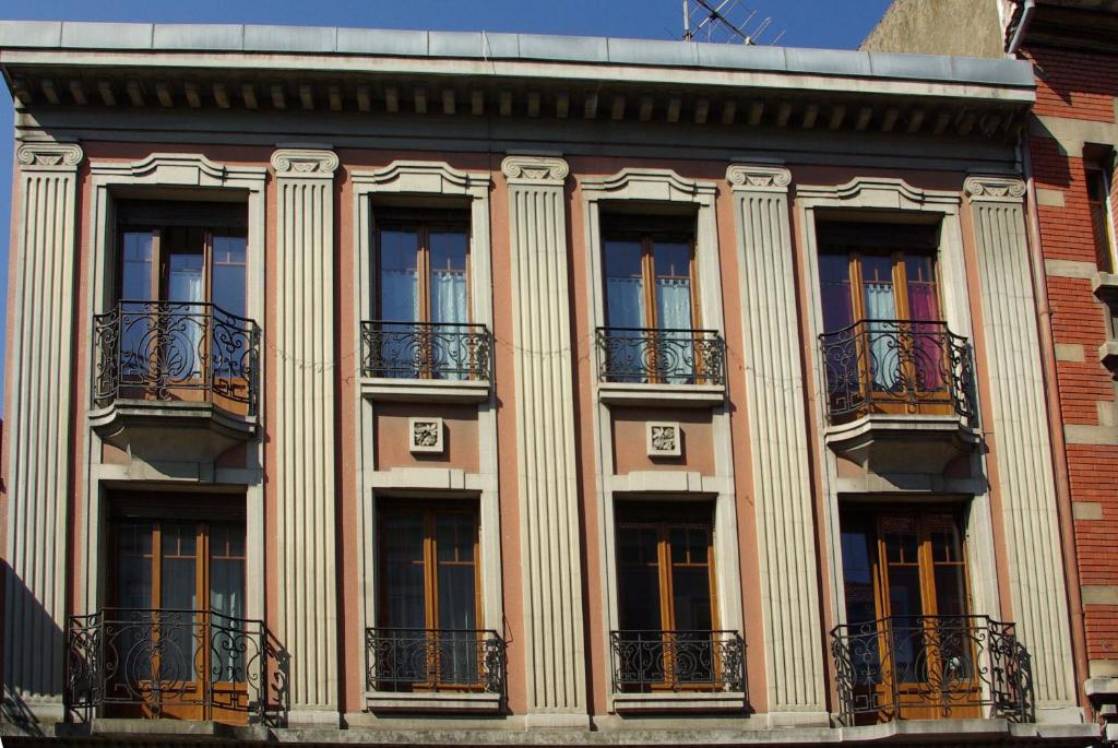 un edificio con balcones en un lateral en La Maison D'Eugène, en Guebwiller