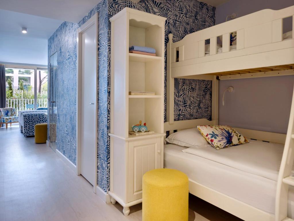 Amadria Park Family Hotel Jakov - Habitación Familiar Con Balcón Y Vista Al Patio