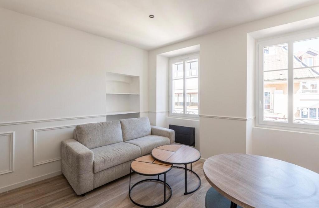 a living room with a couch and a table at La Belle Echappée - Superbe T2 en Hyper Centre in Thonon-les-Bains