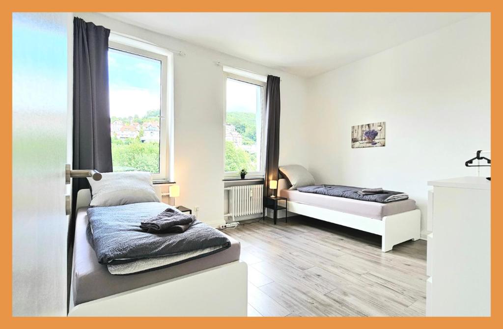 a bedroom with two beds and a window at TOP Monteurwohnung! Modernes Apartment mit Einzelbetten & WLAN & kostenlosen Parkplätzen & voll ausgestattet in Altena - ALT 01 und 02 in Altena