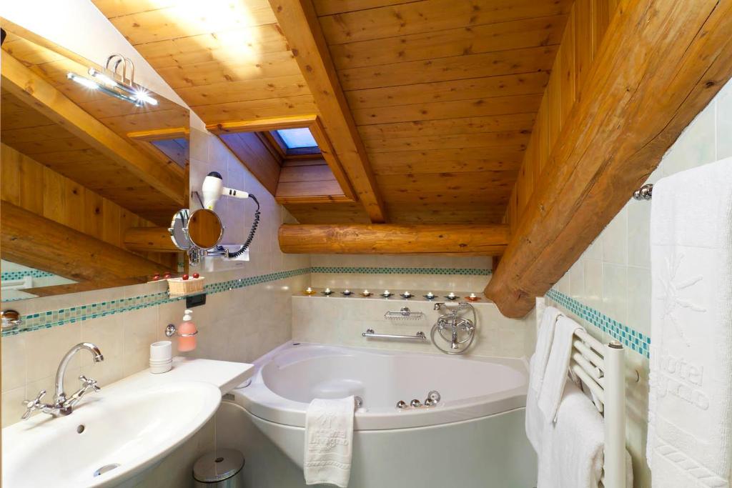 Koupelna v ubytování Hotel Livigno