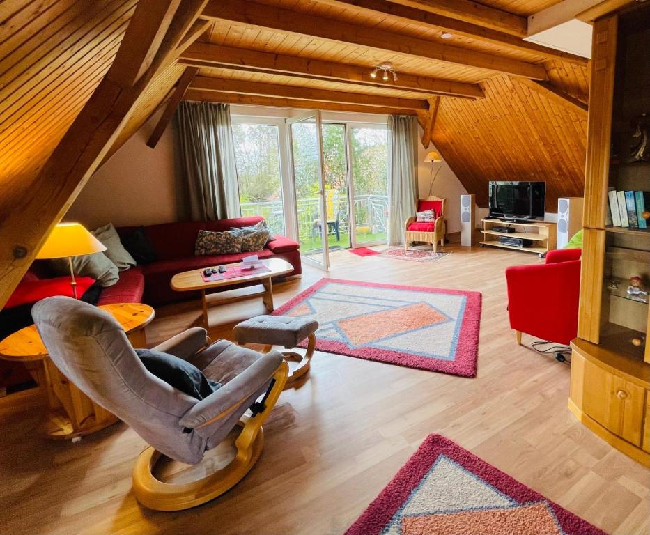 a living room with a couch and a chair at Ferienwohnung Monteurwohnung Sulingen in Sulingen