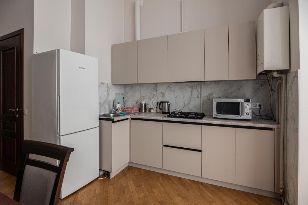 2-okh kimnatni Apartamenty v tsentri mista photo 4