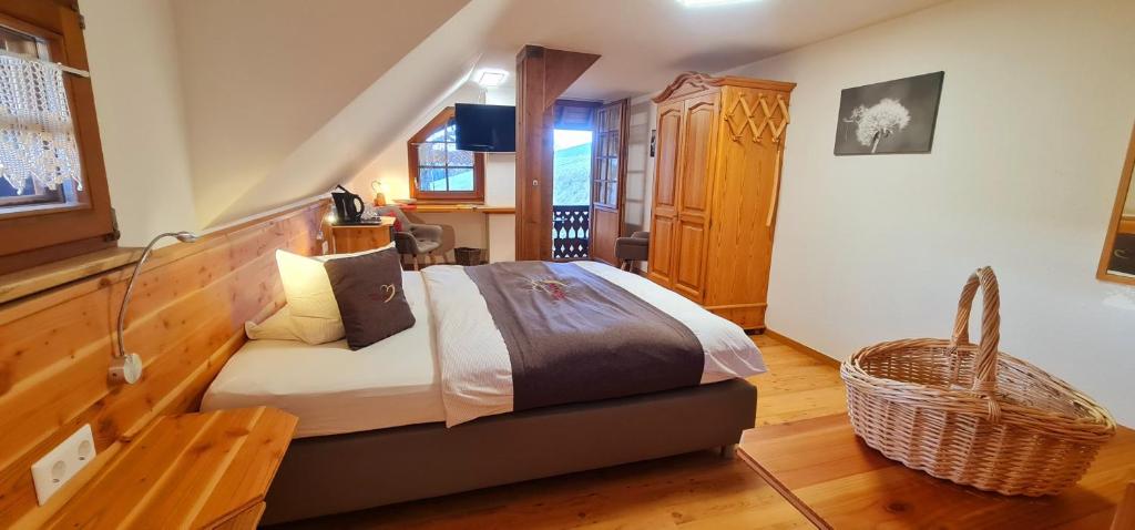 a bedroom with a bed in a room at Gästehaus Holzer Kreuz- Gästezimmer Margerite für 2 Personen inkl Landfrühstück in Fröhnd