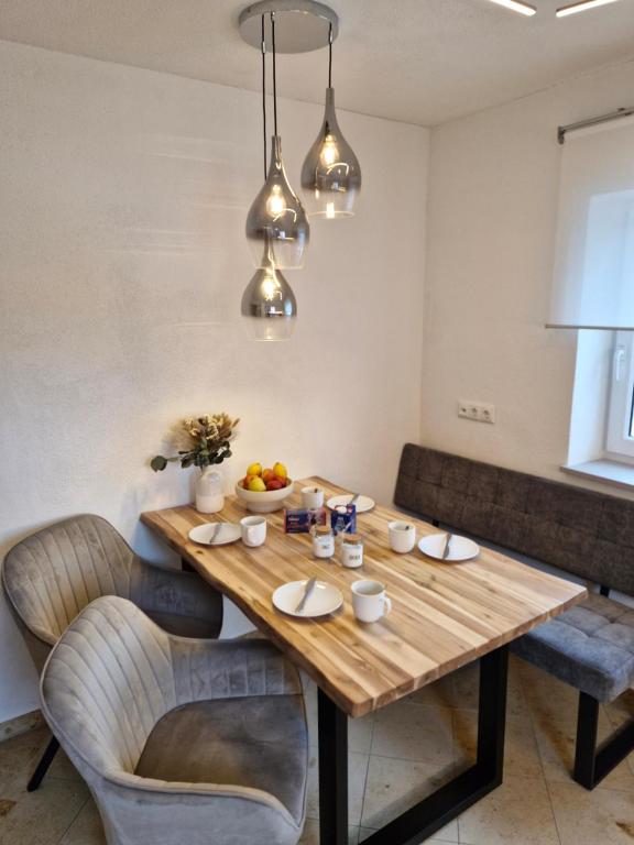 a dining room with a wooden table and chairs at Daheim in Burk in Burk