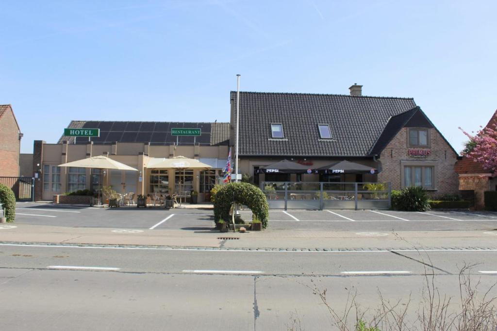 ein leerer Parkplatz vor einem Gebäude in der Unterkunft Hostellerie Daiseldaele in Dadizele