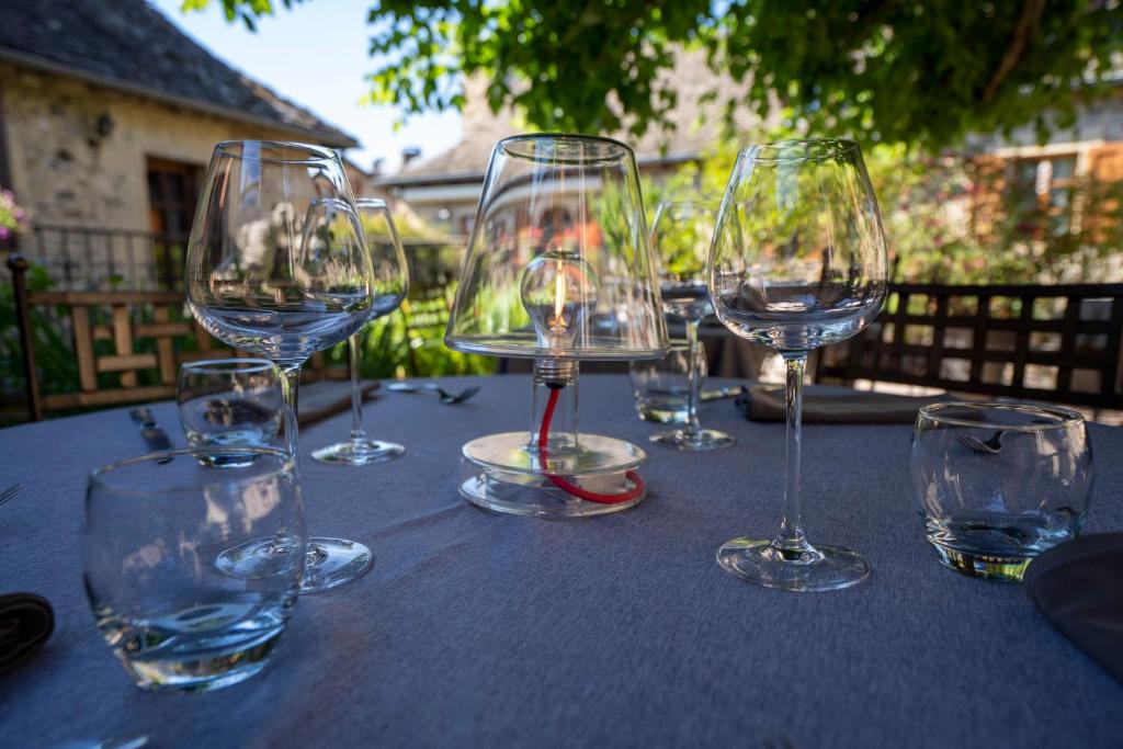 a group of wine glasses sitting on a table at Hôtel-Restaurant Au Moulin d'Alexandre in Sainte-Eulalie-dʼOlt