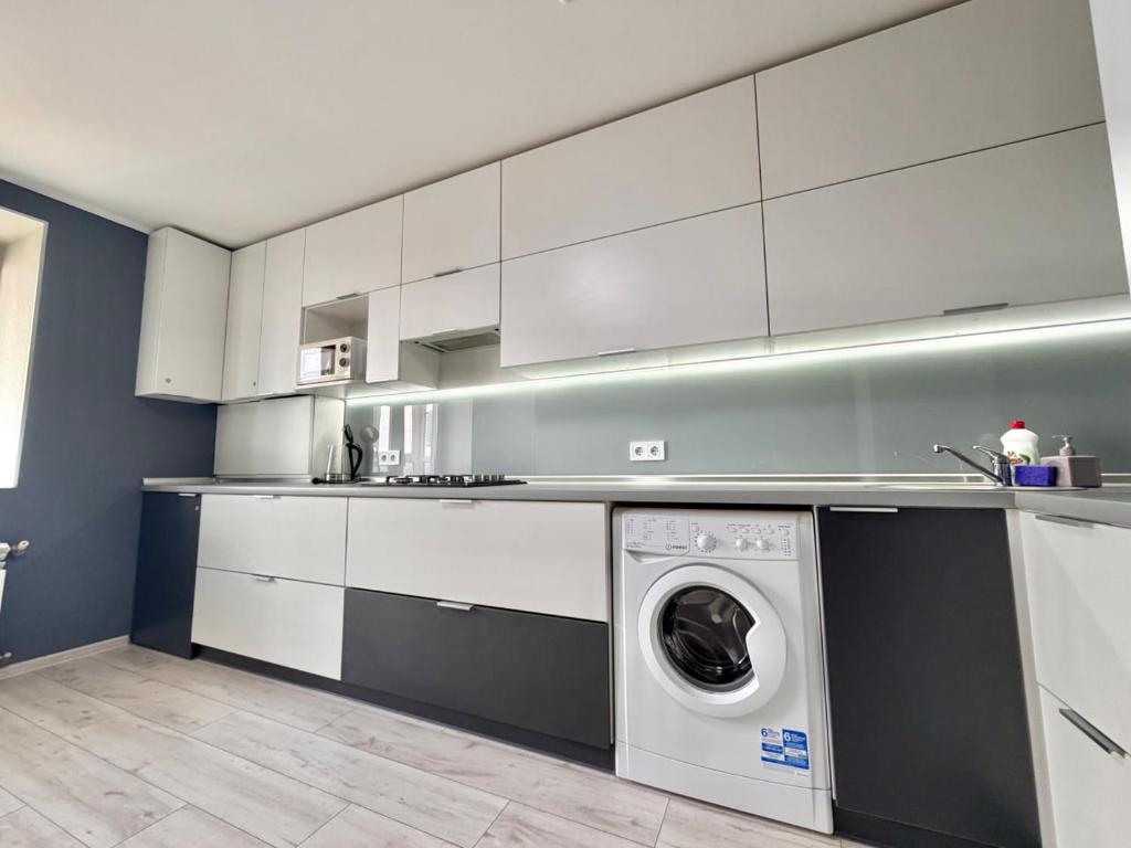 ApartPoltava 1-bedroom з великою кухнею та шикарною панорамою на АНТОНА ГРИЦАЯ,10 фото 3