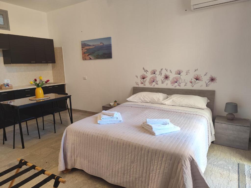 a bedroom with a bed with two towels on it at Casa vacanze Poma in Custonaci