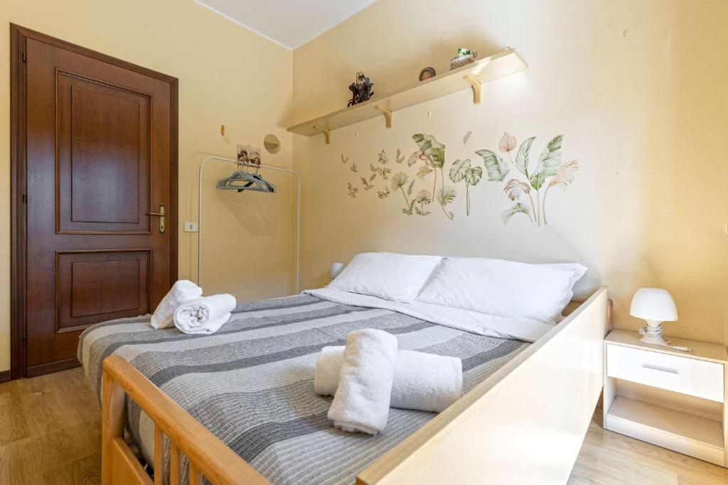 a bedroom with a bed with towels on it at Sleep & Fly - Immobili e Soluzioni Rent in Orio al Serio