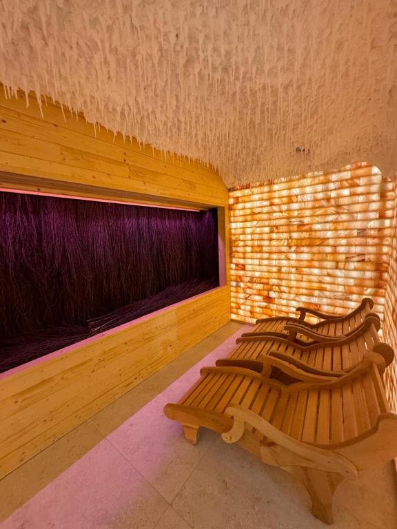 a wooden bench in a room with a window at Hotel ARA - Dancing Club Restauracja Kameralne SPA ARA in Jastrzębia Góra