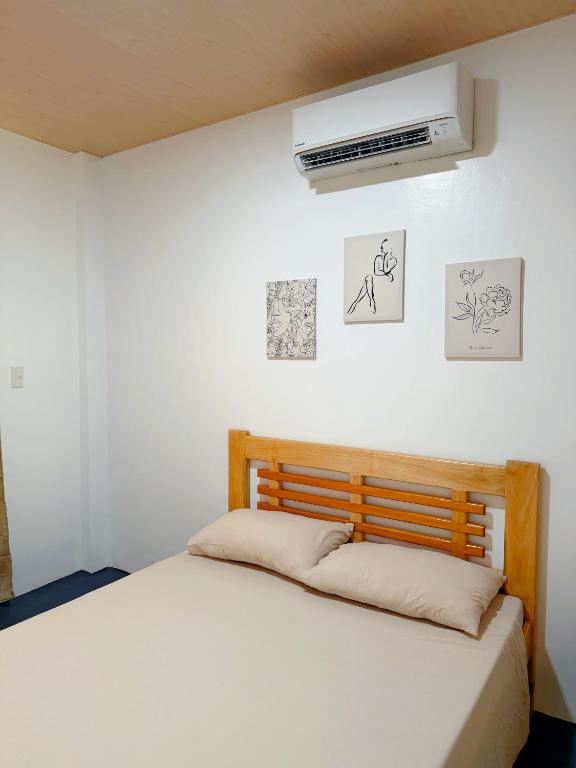 ein Schlafzimmer mit Bett und Klimaanlage in der Unterkunft Zleep Inn in San Juan