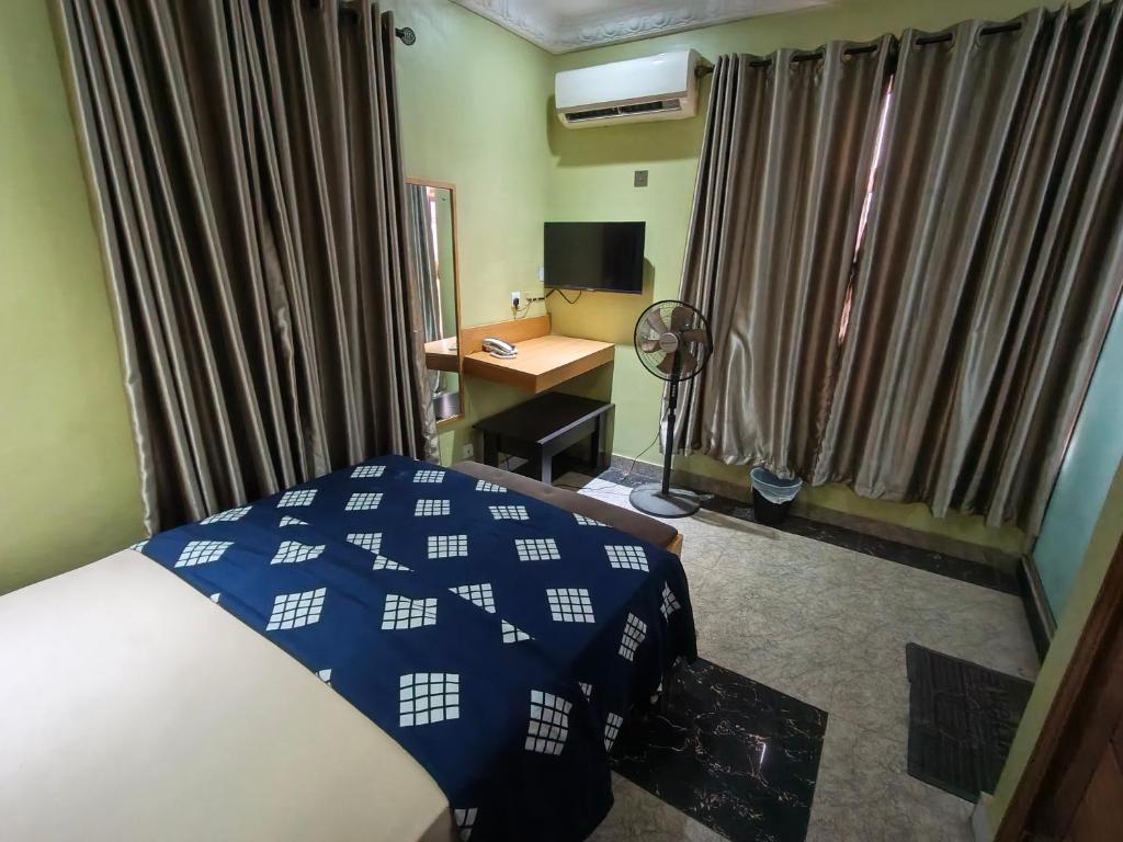 ein Schlafzimmer mit einem Bett, einem Schreibtisch und einem Spiegel in der Unterkunft Eliteclassy in Iju
