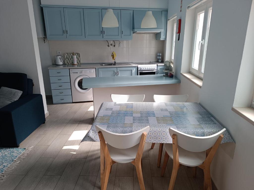 a kitchen with a table and chairs in a room at Casa Pelourinho in Silves