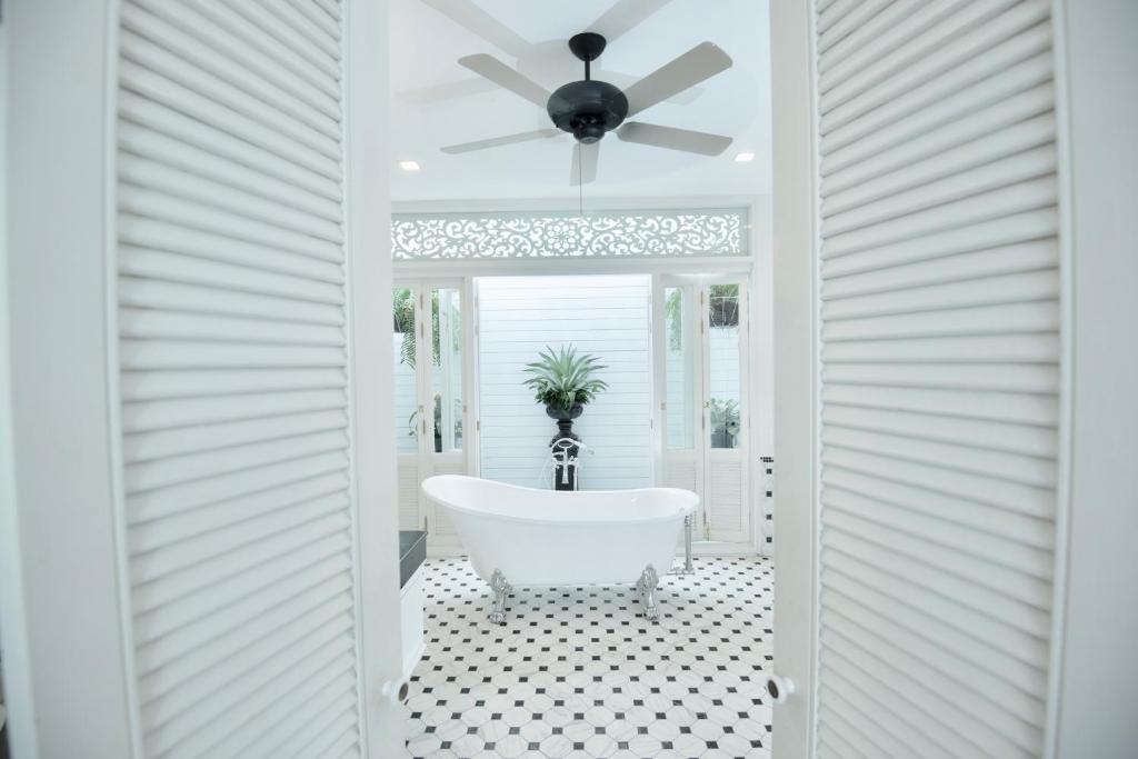 
 Grand Deluxe Double Bed with Pool View
