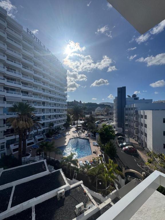 a view of a large building and a swimming pool at Casa climatizada in Playa Fañabe