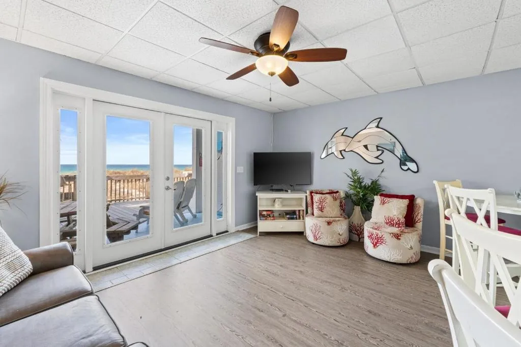 Gulf-Front Surf Club Condo 2BR, Spacious Balcony, Peaceful East End Beach Access