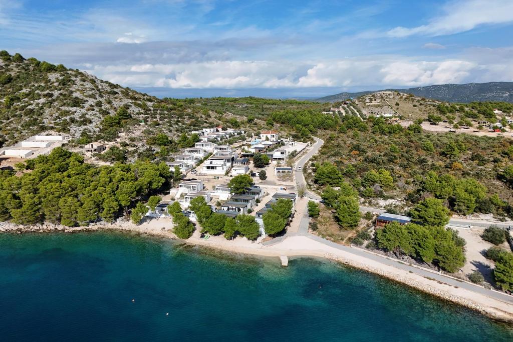 an aerial view of a resort next to the water at Ahoi House 7 Luxus Ferienhaus direkt am Meer mit Terrasse ideal für Familien in Drage