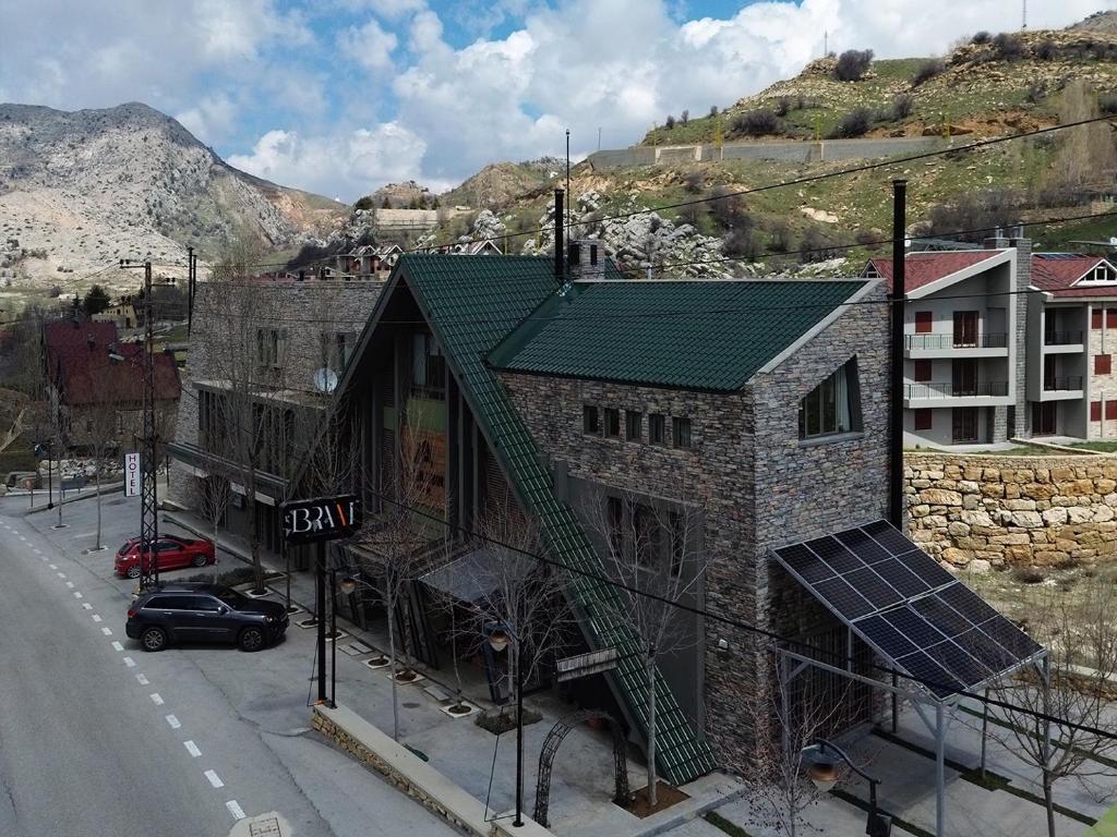 ein Gebäude mit Solarmodulen am Straßenrand in der Unterkunft Villajohn in Ad Dā‘ūq