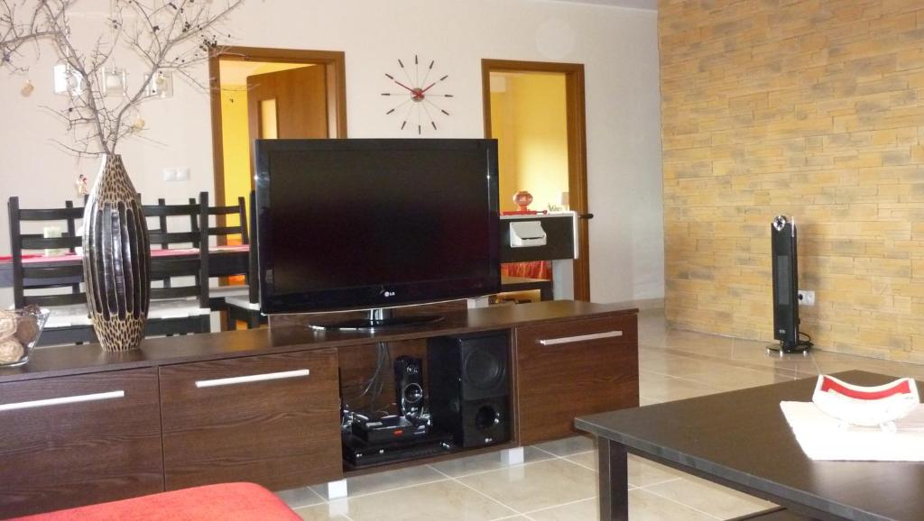 A television and/or entertainment centre at Apartman Donovaly Panorama 31C 4i