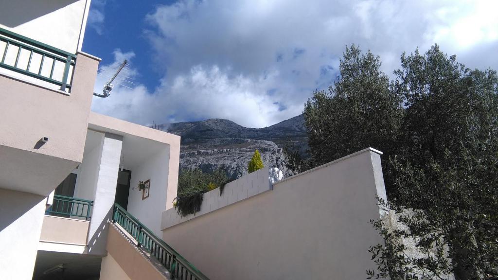 a white building with a view of a mountain at House Lipo in Makarska