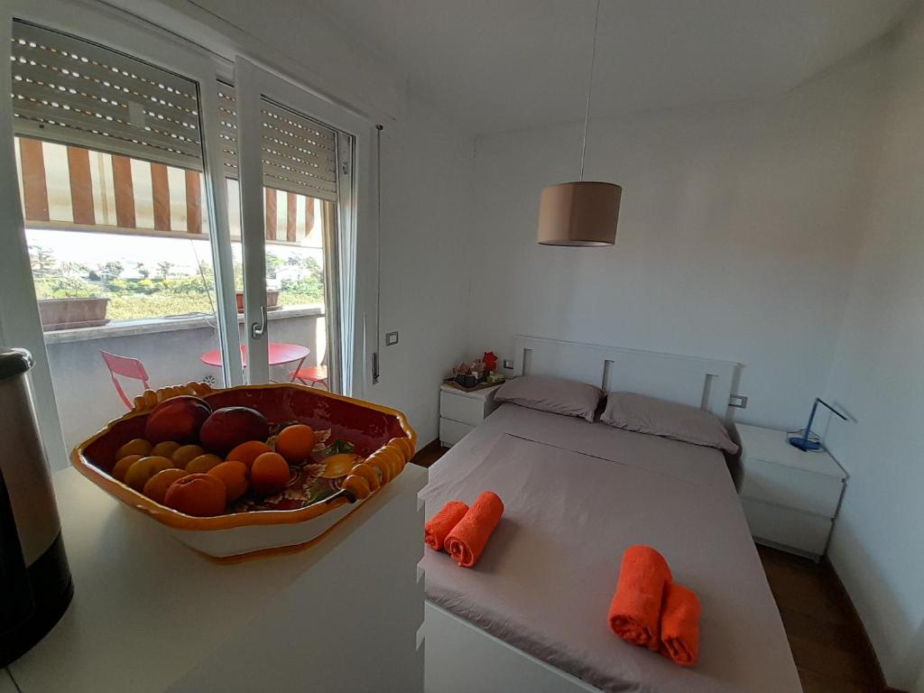 a room with a bed with a bowl of fruit on it at casamiacasatua in Ronciglione