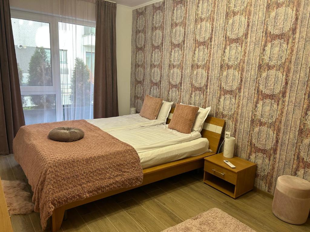 a bedroom with a bed and a window at Bella in Târgu-Mureş