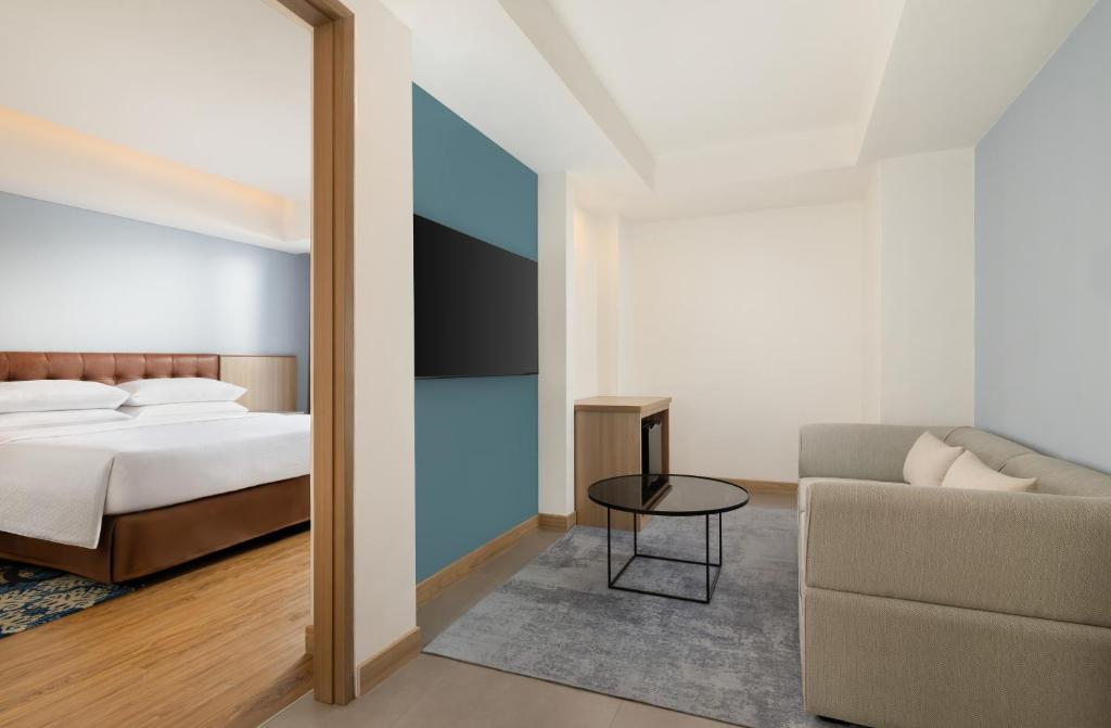 Four Points by Sheraton Pontianak - Suite Familiar