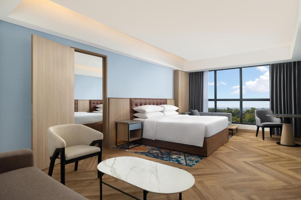 Four Points by Sheraton Pontianak - Premier Eckzimmer Mit Kingsize-Bett Und Stadtblick