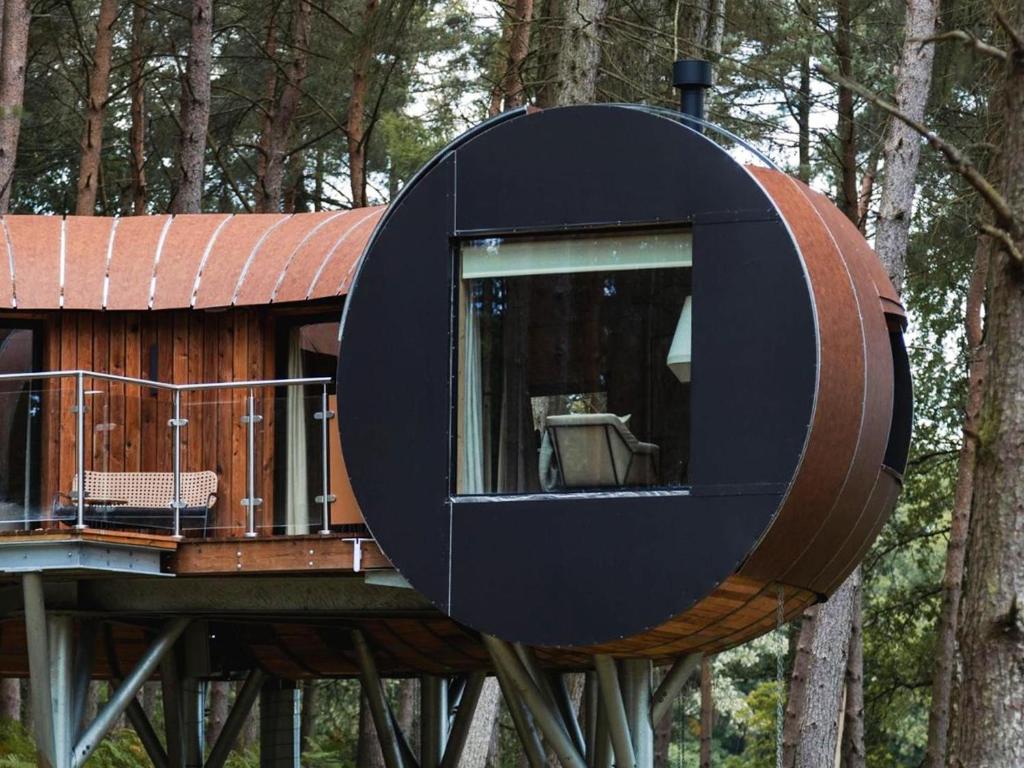 a tree house with a mirror on top of it at Lady's Slipper-Qu7628 in Chipping Norton