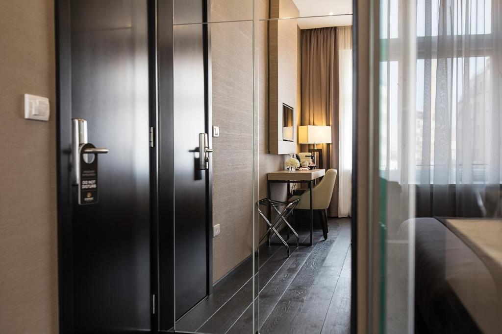 Postel nebo postele na pokoji v ubytování Dominic Smart & Luxury Suites - Republic Square