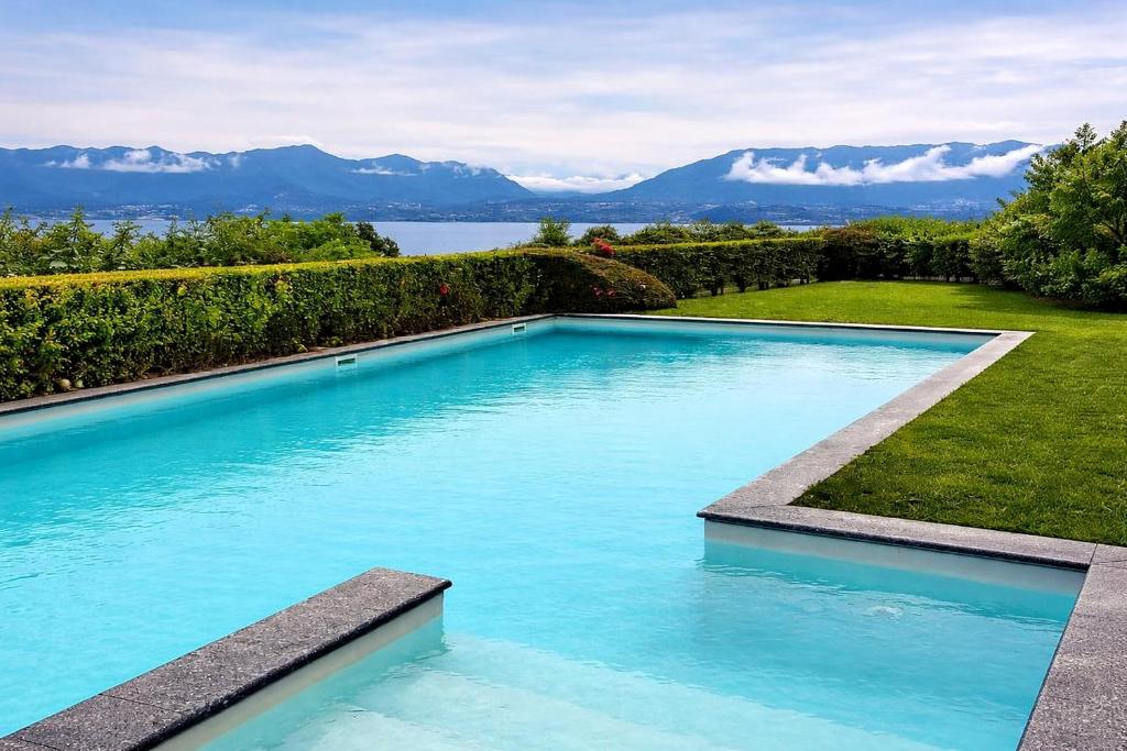 a swimming pool with a view of the mountains at Acqua & Luce in Meina